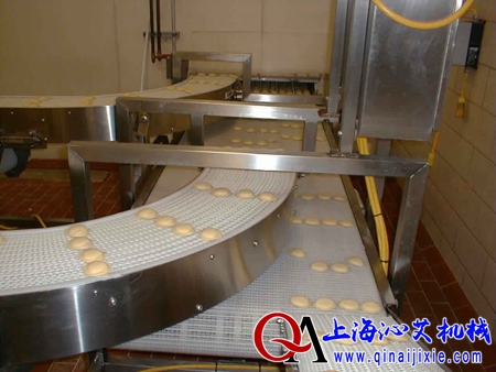 塑料網(wǎng)帶轉(zhuǎn)彎輸送機(jī)